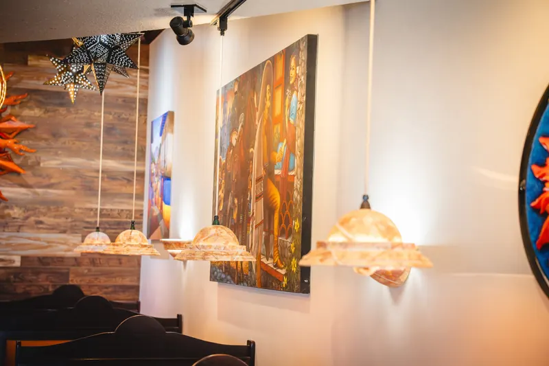 Augusta dining room with a mural and pendant lamps